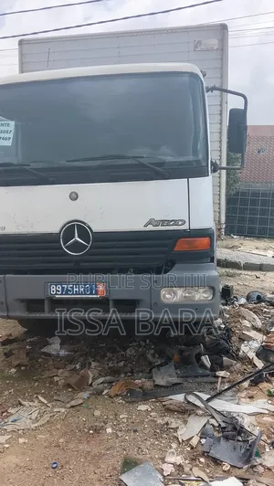 Photo - Mercedes-Benz C300 2025 Blanc