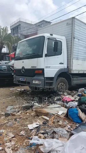 Mercedes-Benz C300 2025 Blanc