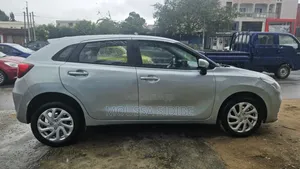 Suzuki Baleno 2023 Gris