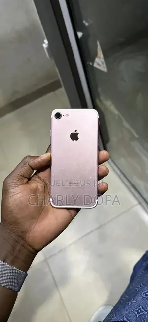Photo - Apple iPhone 7 32 GB Rose