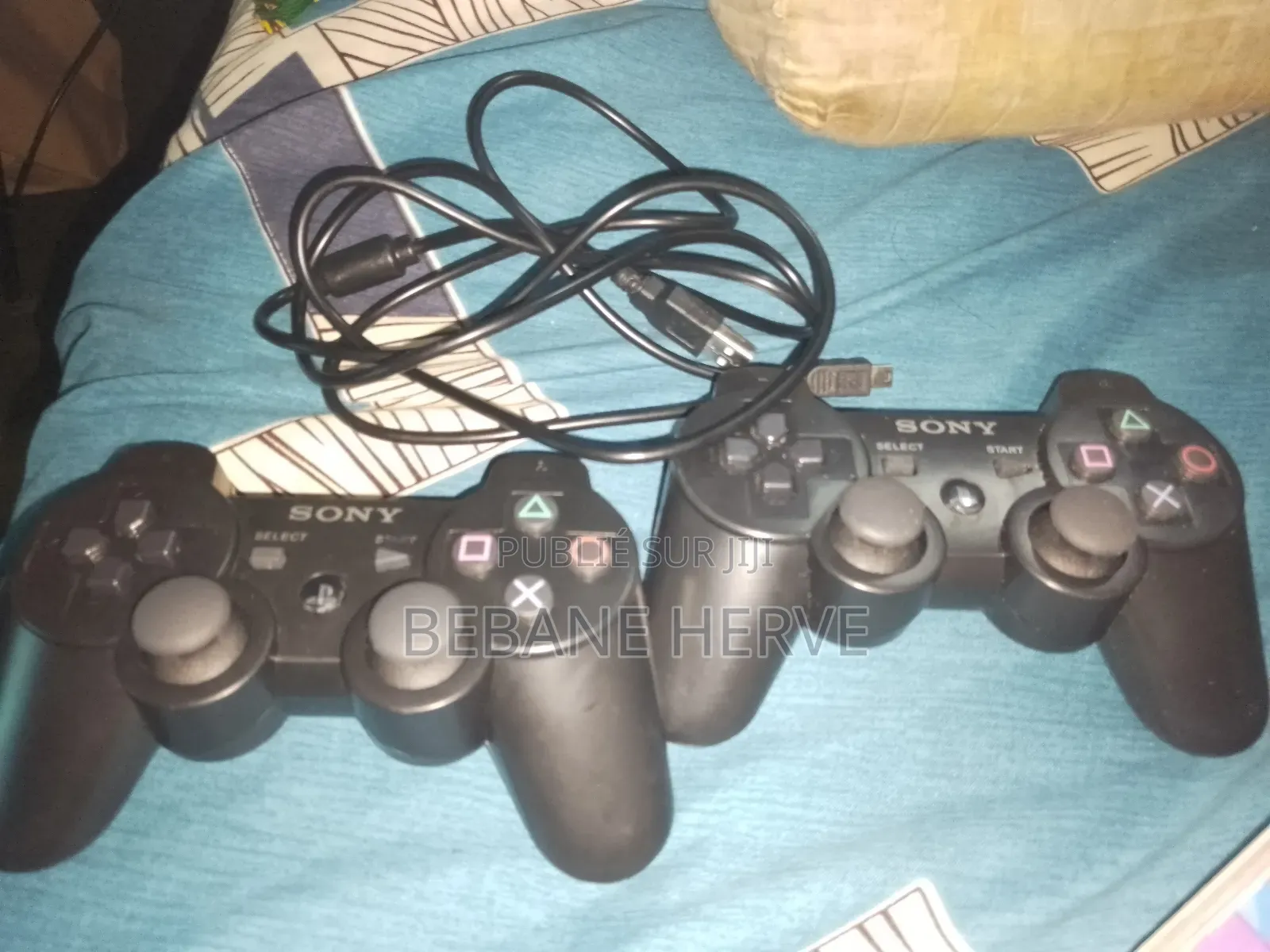 Deux Nouvelles Manette Ps3 Seul Défaut Le Carton Plus Un Chargeur