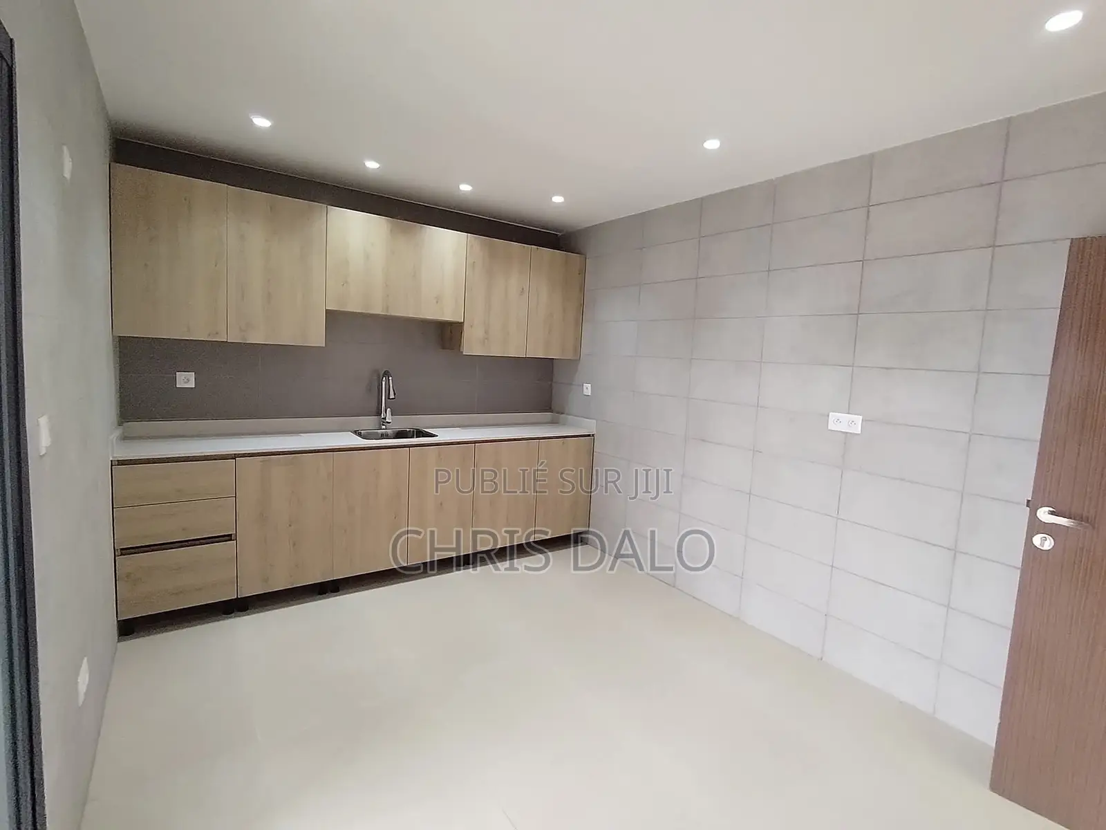 2chbre Appartement dans 3 Pièces Haut, Cocody à Louer