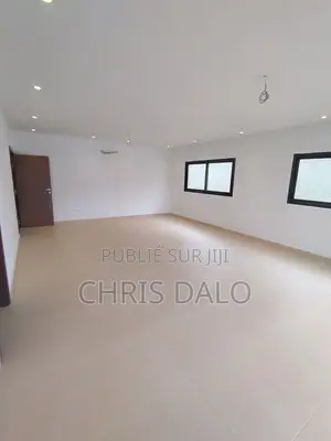 2chbre Appartement dans 3 Pièces Haut, Cocody à Louer