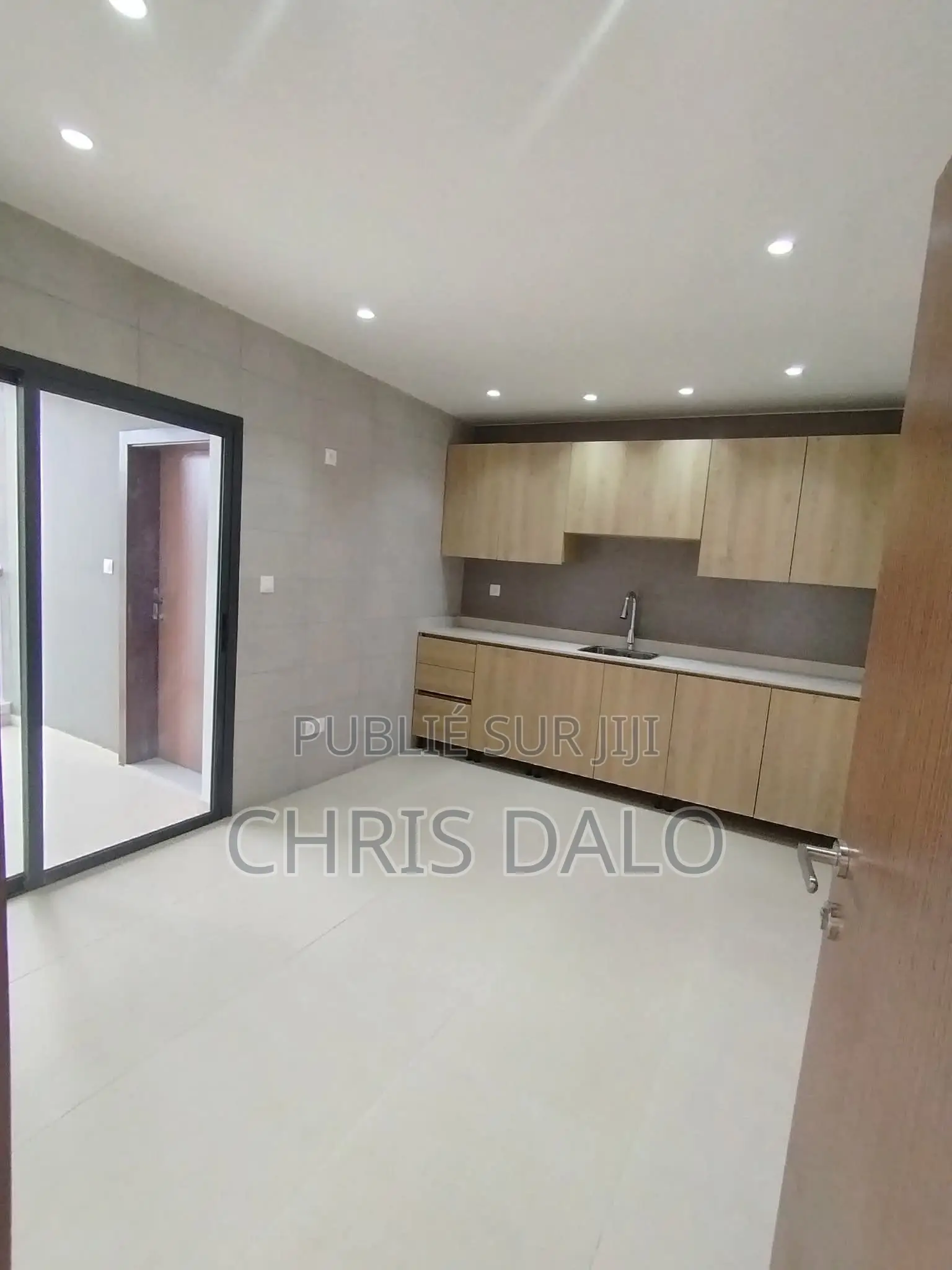 2chbre Appartement dans 3 Pièces Haut, Cocody à Louer