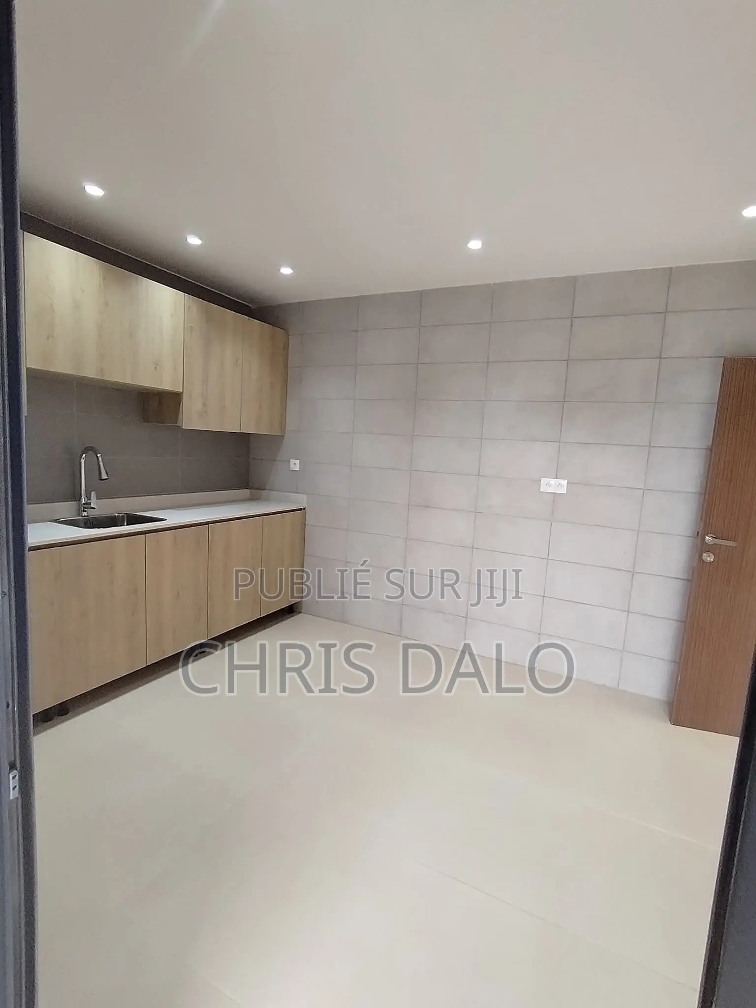 2chbre Appartement dans 3 Pièces Haut, Cocody à Louer