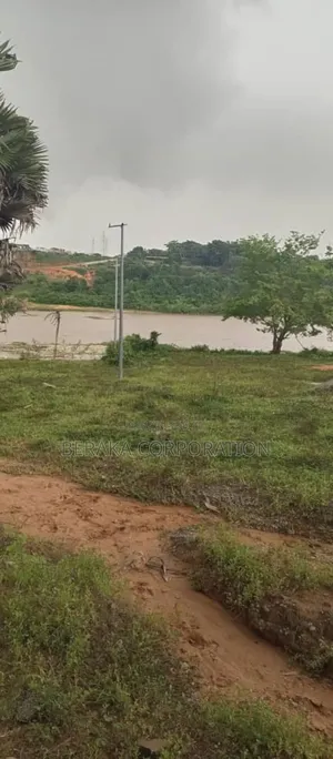Photo - Terrain Pieds Dans l'Eau en Vente Mbadon