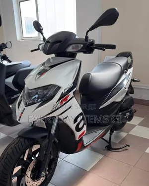 Photo - New Aprilia 2023 Blanc
