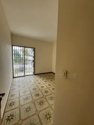 3chbre Appartement dans Appart 3 Chambres, Cocody à Vendre