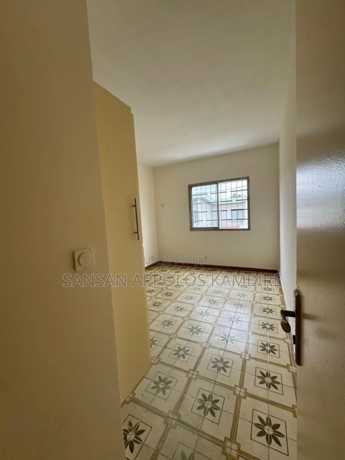 3chbre Appartement dans Appart 3 Chambres, Cocody à Vendre