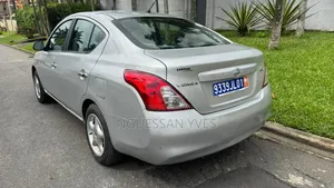 Photo - Nissan Versa 2012 Gris