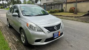 Nissan Versa 2012 Gris