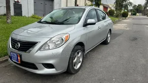 Nissan Versa 2012 Gris