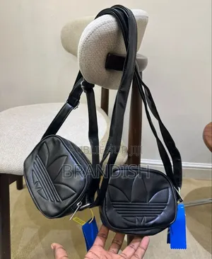 Photo - *« Sacoche Adidas Crossbody – L’Élégance Urbaine en Mouvement »*