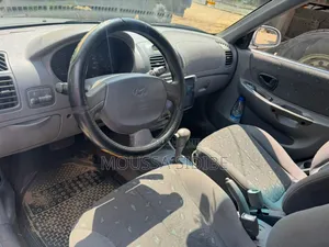 Hyundai Accent Automatic 2000 Gris