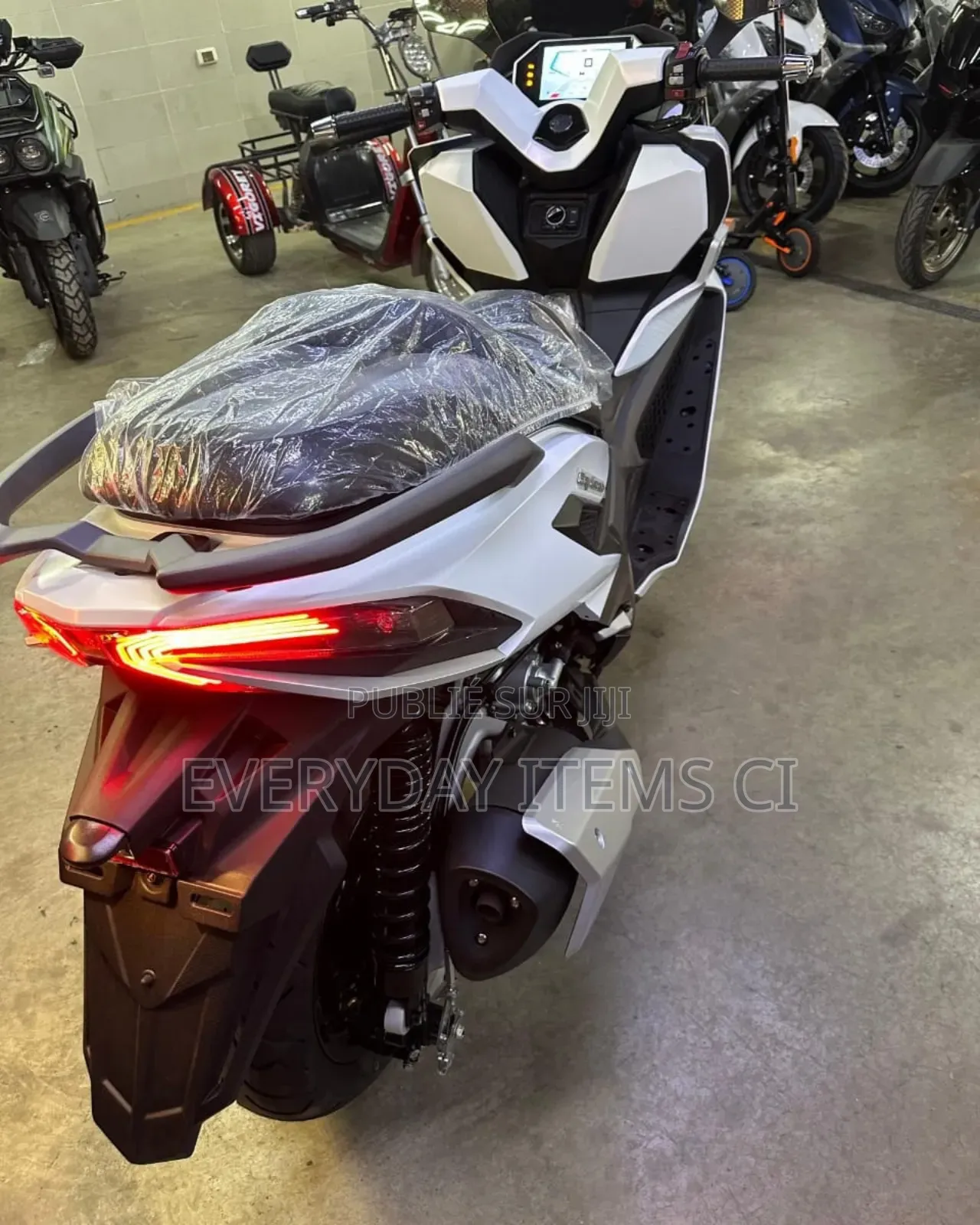 New Motorcycle 2023 Blanc