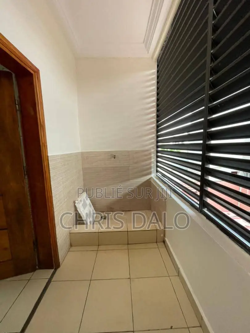 2chbre Appartement dans Dalo Davy, Cocody à Louer