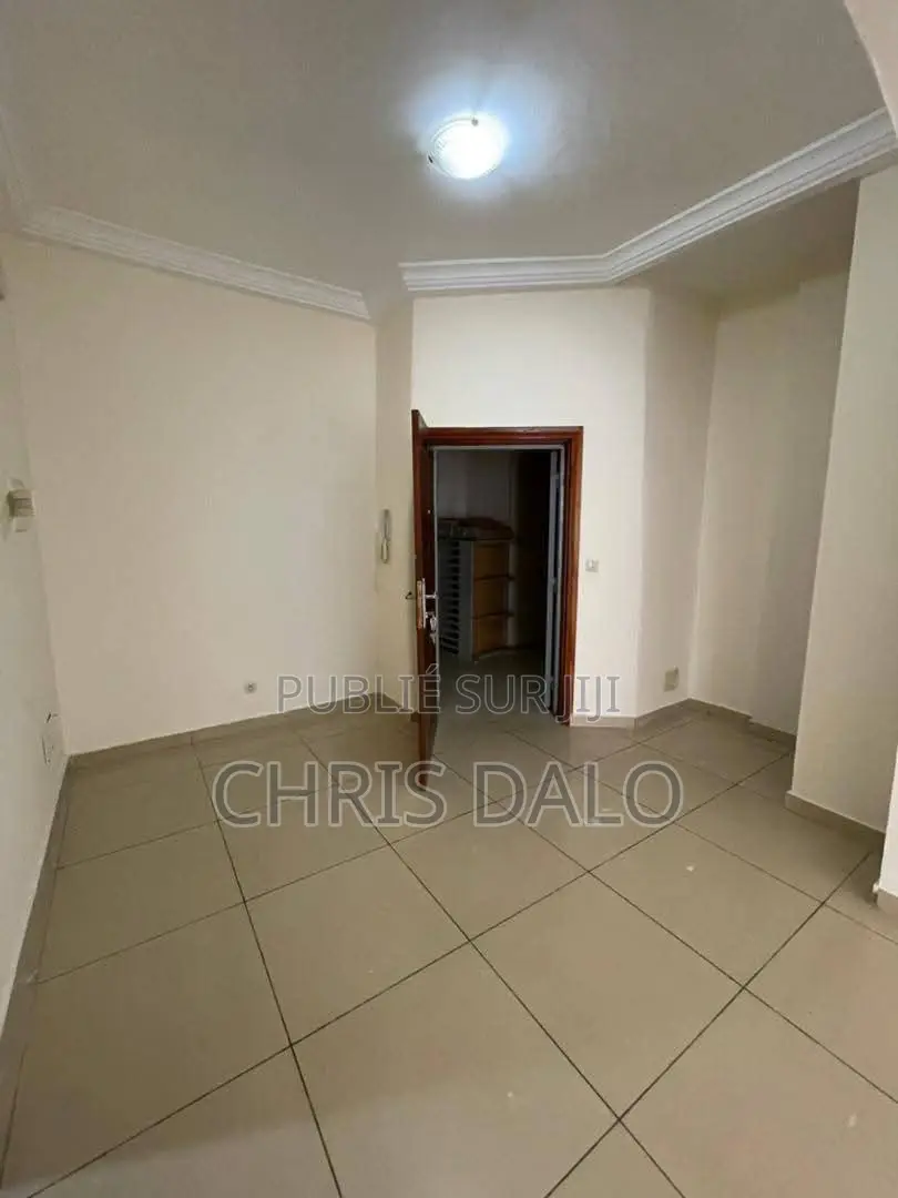 2chbre Appartement dans Dalo Davy, Cocody à Louer