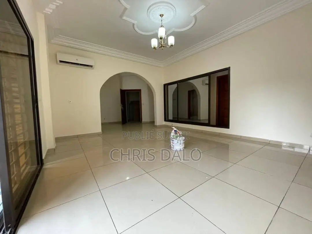 2chbre Appartement dans Dalo Davy, Cocody à Louer