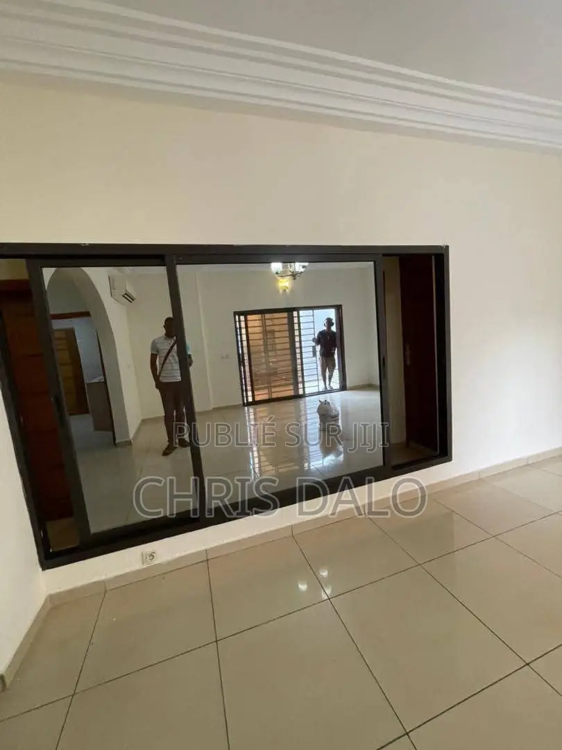 2chbre Appartement dans Dalo Davy, Cocody à Louer