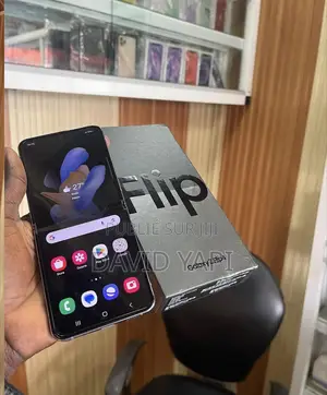 Photo - New Samsung Galaxy Z Flip4 256 GB Black