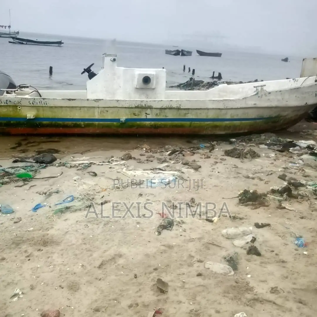 Coque Yamaha Bateau Pêche Avec Vivier Et Calle