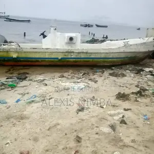 Coque Yamaha Bateau Pêche Avec Vivier Et Calle