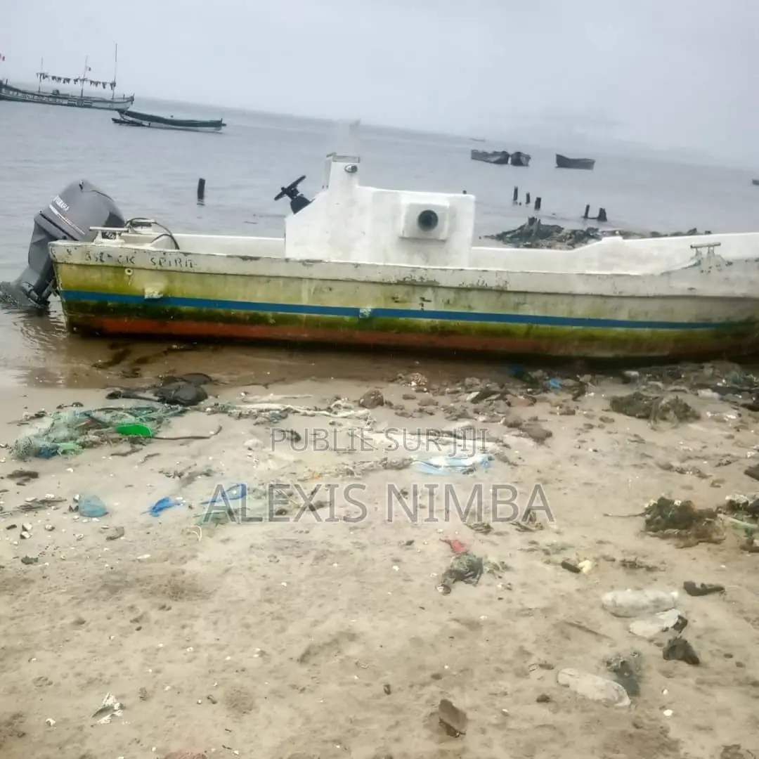 Coque Yamaha Bateau Pêche Avec Vivier Et Calle