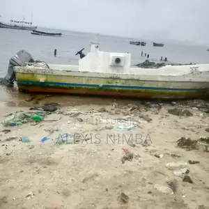 Coque Yamaha Bateau Pêche Avec Vivier Et Calle