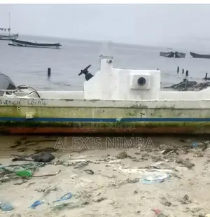 Coque Yamaha Bateau Pêche Avec Vivier Et Calle