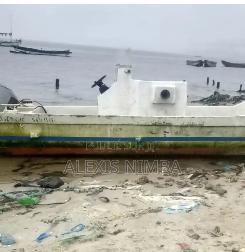 Coque Yamaha Bateau Pêche Avec Vivier Et Calle