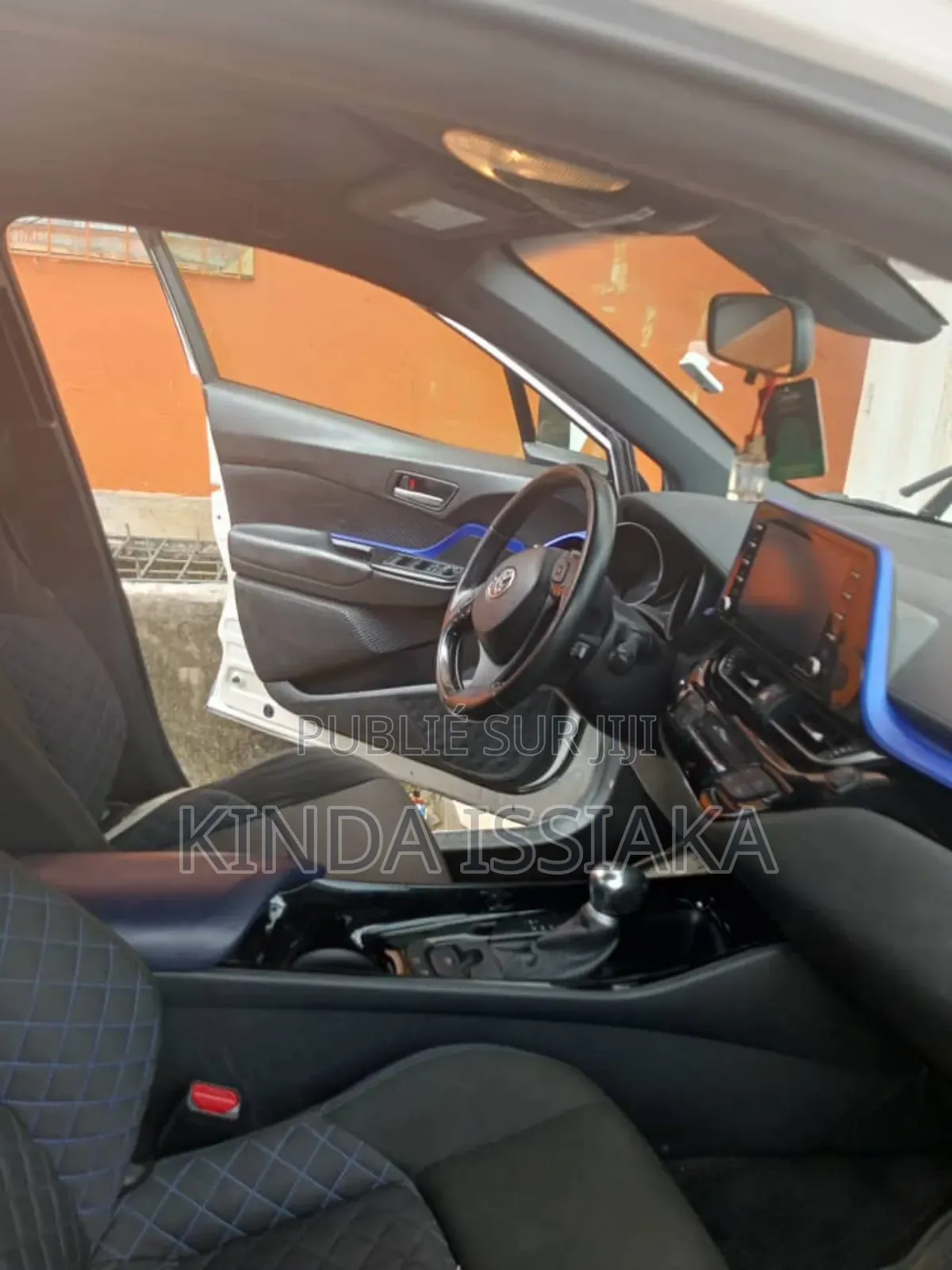 Toyota C-HR LE FWD 2020 Blanc cassé