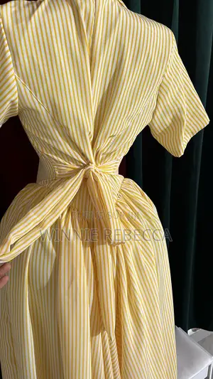 Robe Chemise Longue Jaune À Rayures Blanches – Élégante Et Féminine
