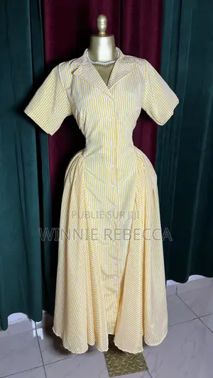 Photo - Robe Chemise Longue Jaune À Rayures Blanches – Élégante Et Féminine