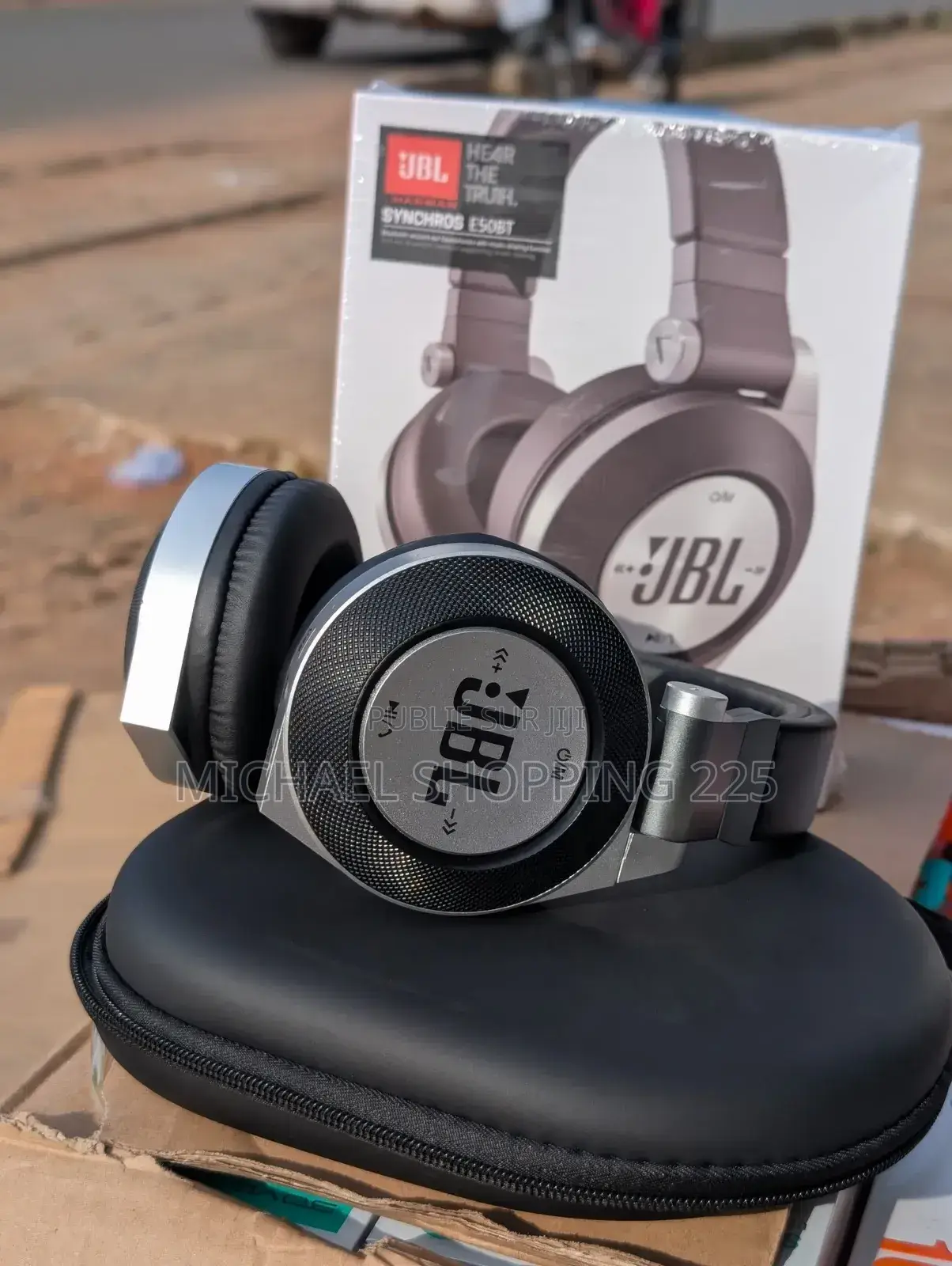 l'Article Principal Est Un Casque Audio Sans Fil De Marque Jbl.