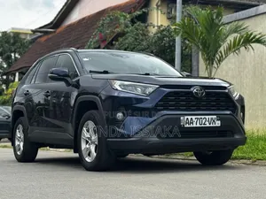 Toyota RAV4 Limited 2021 Blue