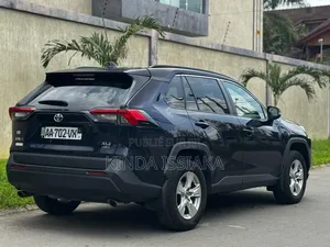 Toyota RAV4 Limited 2021 Blue