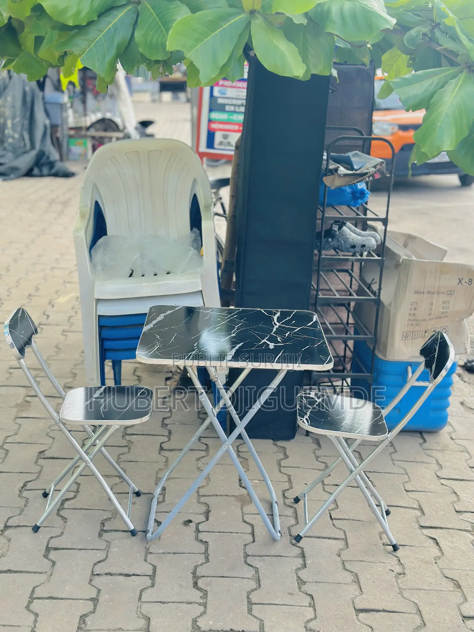 Table Avec Des Chaises Pliantes