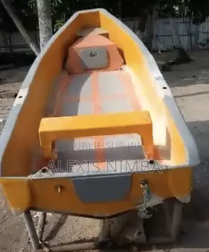 Petit Coque Bateau En Polyester