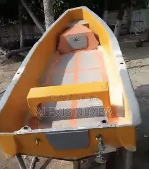 Petit Coque Bateau En Polyester