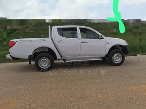 Photo - Mitsubishi L200 Double Cab 2.5 136hp 2014 Blanc