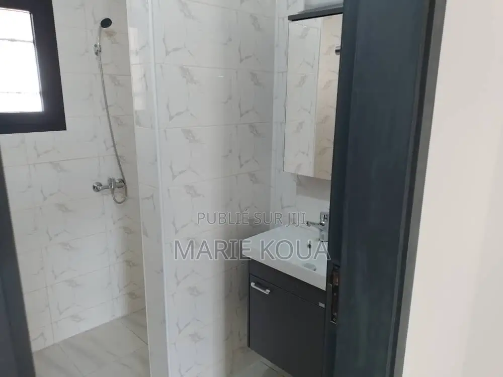 3chbre Duplex dans Grand-Bassam à Louer