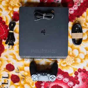 Photo - Console Ps4 Slim Craquée Avec Des Bons Jeux Ps4 Tout Passe Bien Propre