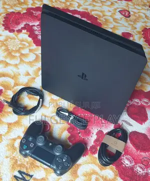 Console Ps4 Slim Craquée Avec Des Bons Jeux Ps4 Tout Passe Bien Propre