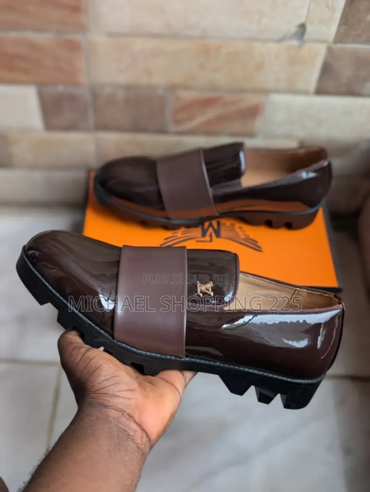 Une Paire De Mocassins Ou De Chaussures De Ville Pour Homme.