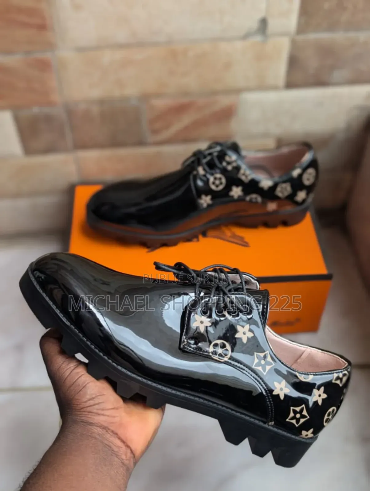 Une Paire De Mocassins Ou De Chaussures De Ville Pour Homme.