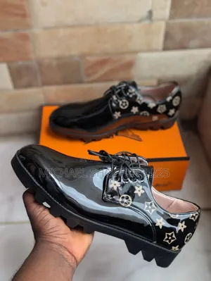 Une Paire De Mocassins Ou De Chaussures De Ville Pour Homme.