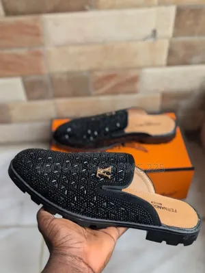 Mocassins Noirs "Chunky". Mules Ornementées