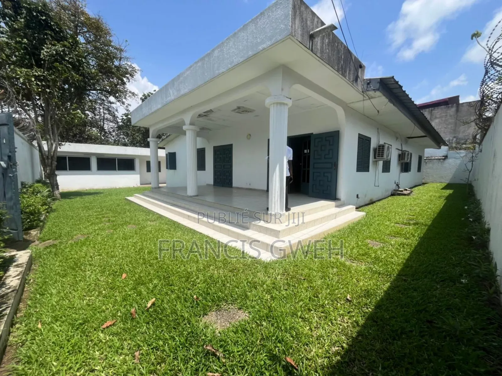 3chbre Villa dans Francis Gweh, Cocody à Louer