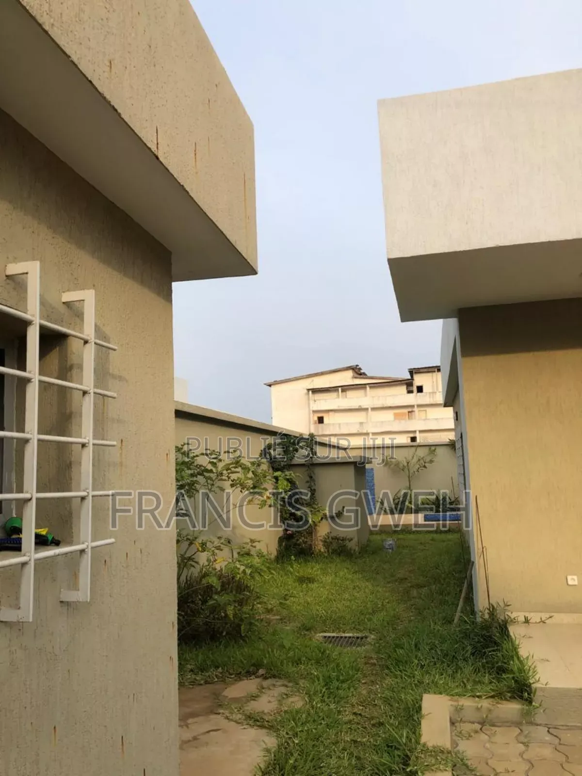3chbre Villa dans Francis Gweh, Cocody à Louer