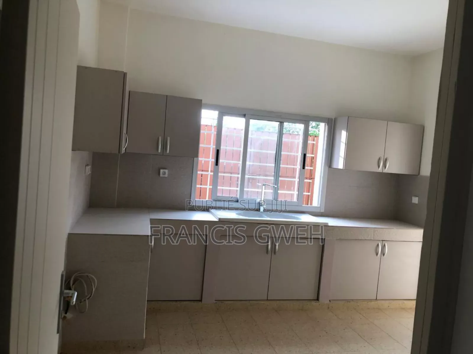 3chbre Villa dans Francis Gweh, Cocody à Louer